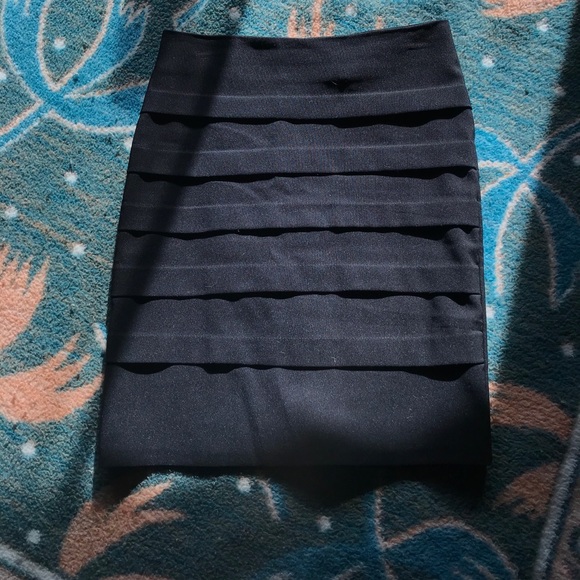 Black pencil skirt - Picture 1 of 2